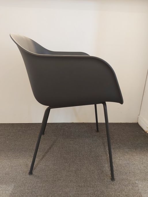 Muuto Fiber eetkamerstoel met arm showroommodel