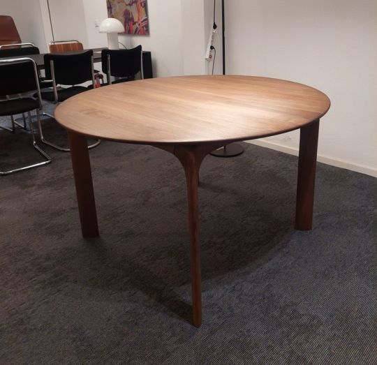 Artisan Fin Ronde Uitschuitafel Europees Notenhout
