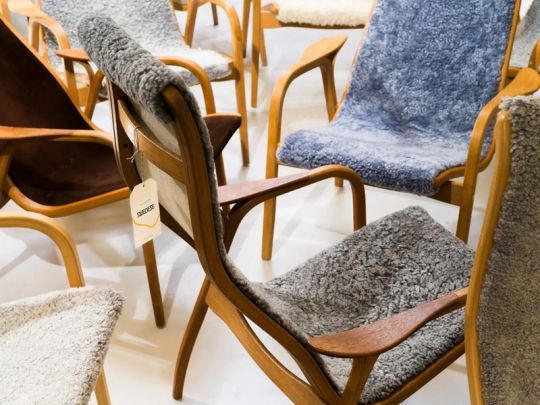 Swedese Lamino beukenhout met zwarte schapenvacht