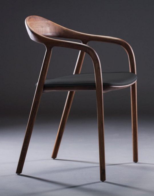 Artisan stoel Neva in notenhout met zwart leder