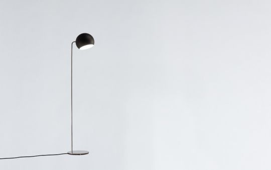 Nyta Tilt Globe Vloerlamp zwart